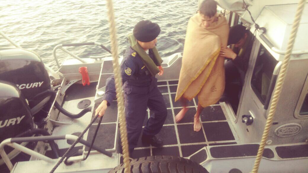 Cp_Quintero's tweet photo. Ayer, en playa #Loncura de #Quintero un bañista temerario no podía nadar contra la corriente en una playa NO habilitada para el baño.
El salvavidas del sector alertó a la #AutoridadMarítima llamando al número de emergencias 137
Siendo rescatado por personal de la lancha PM-2507 https://t.co/iwWbsHyM0V