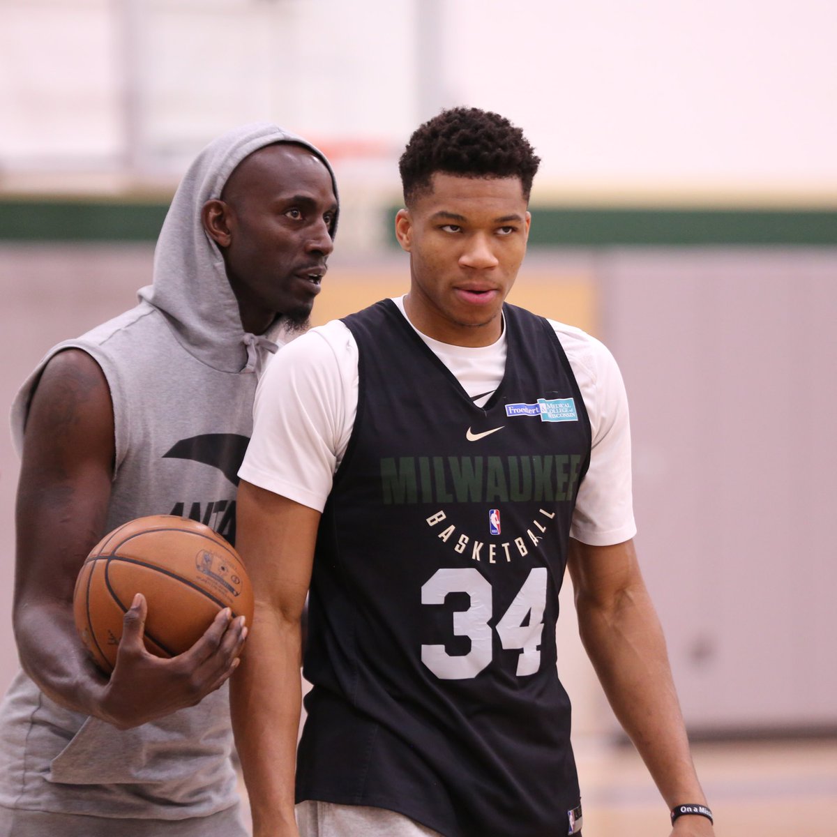 Bucks's tweet photo. RT to #NBAVote Giannis Antetokounmpo for All-Star!! https://t.co/NkPf3RDOZU