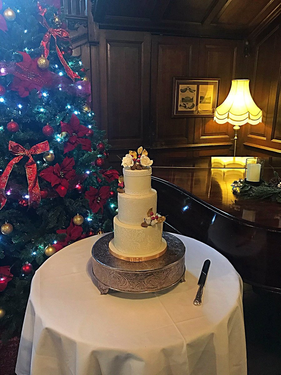 cheekycakec's tweet photo. Last wedding cake of the year set up at a beautiful looking @Kitley_House @KitleyHouse #weddingcake #devoncakemaker https://t.co/viC4vY0wVL