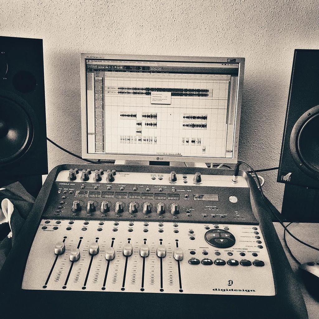 HipHopNacidos's tweet photo. Mezclando... https://t.co/p66UOdgRGK
.
#vidanueva #mixing #nacidosdelatierra #hiphop #reggae #cumbia #fusion #worldmusic #rap #digidesign #event #digi002 #protools https://t.co/C4aVoUwBco https://t.co/F100zFasDk