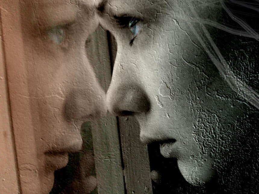 Resquebrajada la memoria, a través de
la ventana pasa la nostalgia montada
sobre la lluvia que no se ve, transita
incesante, dejando huella, oliendo
a ausencias de tinta y miel.
#PlumadPoeta