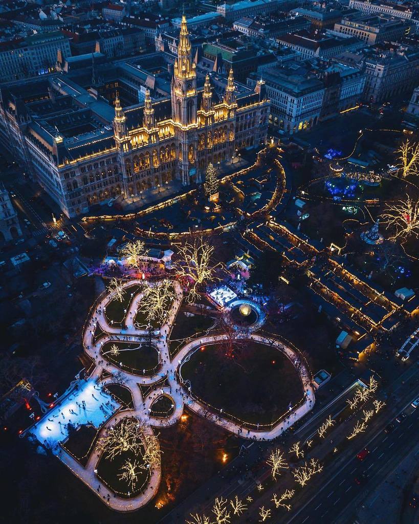 alanisko's tweet photo. Vienna’s Christmas market and ice rink 😉🎄🎅🏼⛸ #Vienna #austria #christmasmarkets #thisisvienna #viennacalling #borderlesscollective #djiglobal #fromwhereidrone #europeanvacation https://t.co/RCLKfaFvAN https://t.co/17996C8CBf