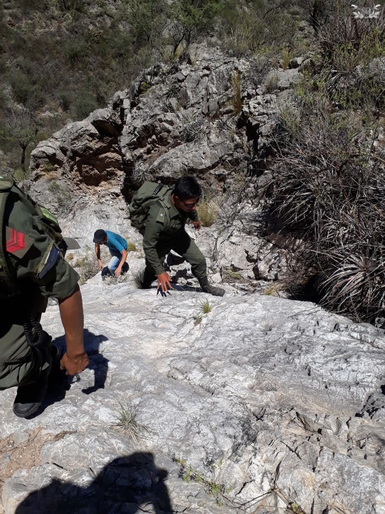 gendarmeria's tweet photo. 📷 #SanJuan | Hace instantes rescatan a 3 personas que se encontraban extraviadas en el dique los #Cauquenes a 18 km de la localidad #SanJosédeJáchal ⛰️, lugar de difícil acceso [sigue] https://t.co/WZ3FSGsTmc