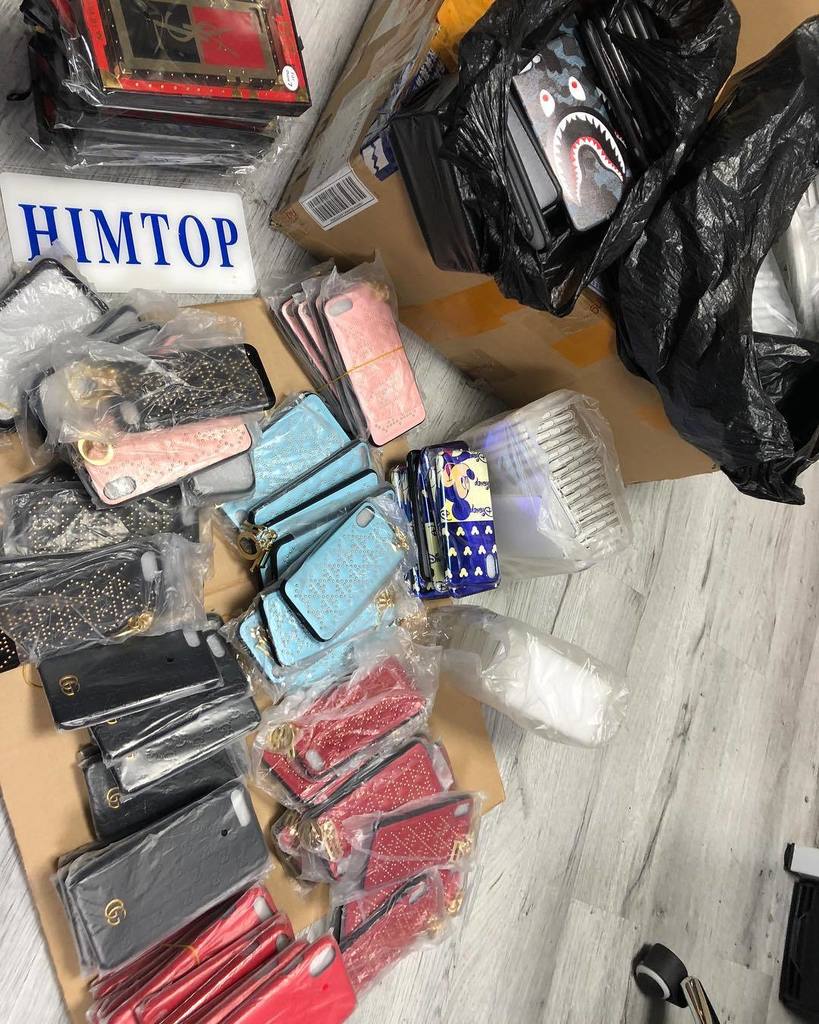 phonecasecable's tweet photo. Hurry up, new year holiday is coming🤪#shenzhen. .
.
.
.
.
.
.
.
#professional #himtop #himtoptechnology #quickresponse #niceservice #fastservice #mobileaccessoriespromotion #wholesaler #oemcase #newmobilecase #iphonecase #samsungcase #oppocase #xiaom… https://t.co/uGSOvxUOCe https://t.co/NdVNZrzc84