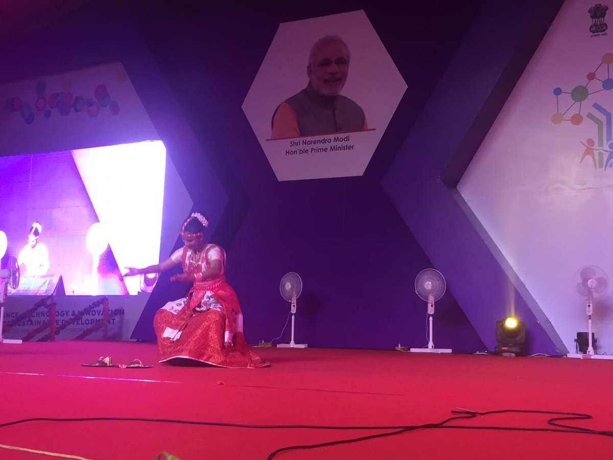 YagnangP's tweet photo. @25NCSC2017 #25NCSC2017 સાંસ્કૃતિ કાર્યક્રમ અંતર્ગત આસામ ની બાલ વૈજ્ઞાનિકે  આસામ ની સાંસ્કૃતિક  અસ્મિતા ને ઉજાગર કરતું નૃત્ય રજૂ કરી સૌ શ્રોતા ઓ ને કર્યા મંત્રમુગ્ધ 
@Dwivedi_D 
@narottamsahoo 
@vasanirp7 
@AdhvaryuKinjal 
@Shraddhasneha https://t.co/H9EEJ3uQbs