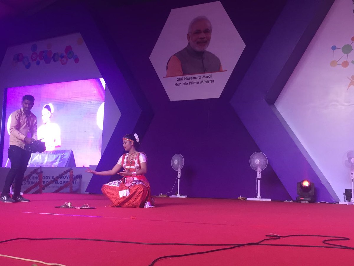 YagnangP's tweet photo. @25NCSC2017 #25NCSC2017 સાંસ્કૃતિ કાર્યક્રમ અંતર્ગત આસામ ની બાલ વૈજ્ઞાનિકે  આસામ ની સાંસ્કૃતિક  અસ્મિતા ને ઉજાગર કરતું નૃત્ય રજૂ કરી સૌ શ્રોતા ઓ ને કર્યા મંત્રમુગ્ધ 
@Dwivedi_D 
@narottamsahoo 
@vasanirp7 
@AdhvaryuKinjal 
@Shraddhasneha https://t.co/H9EEJ3uQbs