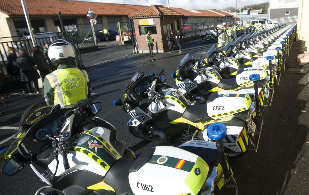 OpositorGC18's tweet photo. Ya están siendo entregadas las nuevas motocicletas para realizar las labores propias de la Agrupación. #gc #gctrafico #GuardiaCivil #guardiaciviltrafico #aporla124 https://t.co/lP1odFpTlv