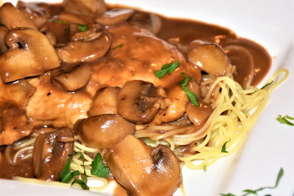 CTToozyPatza's tweet photo. The Holidays are not over, treat yourself to our fabulous Chicken Marsala over fresh al dente spaghetti....  Planning a New Years party?  Leave the cooking to us.  Call or text Matt 203.856.4040  #wiltonct #chickenmarsala https://t.co/nh4aKNC7hj