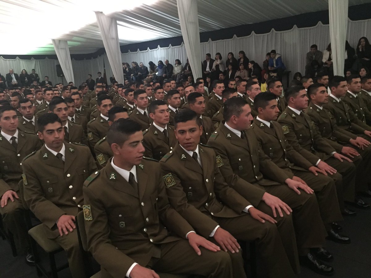 DPPChiloe's tweet photo. Gobernador René Garcés Álvarez autoridades del alto mando de @Carabdechile @muniancud e invitados especiales participan Ceremonia Egreso Académico Escuela Formación de Carabineros "Grupo Ancud" Promoción 2017-2018 https://t.co/5C30cZoyK6