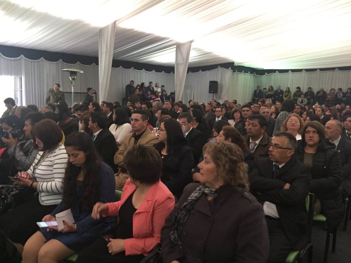 DPPChiloe's tweet photo. Gobernador René Garcés Álvarez autoridades del alto mando de @Carabdechile @muniancud e invitados especiales participan Ceremonia Egreso Académico Escuela Formación de Carabineros "Grupo Ancud" Promoción 2017-2018 https://t.co/5C30cZoyK6