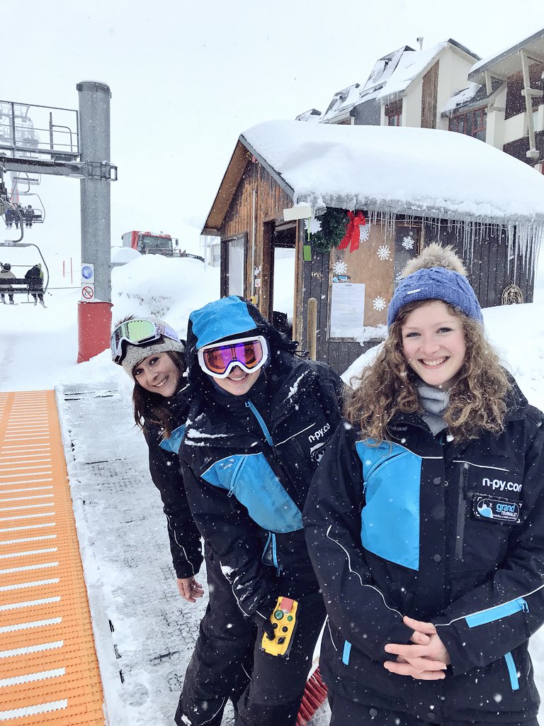 ❄️La neige ne s’arrête plus de tomber au #grandtourmalet on travaille dans la joie et la bonne humeur 😁 Qui vient nous voir ce week-end ?🤗