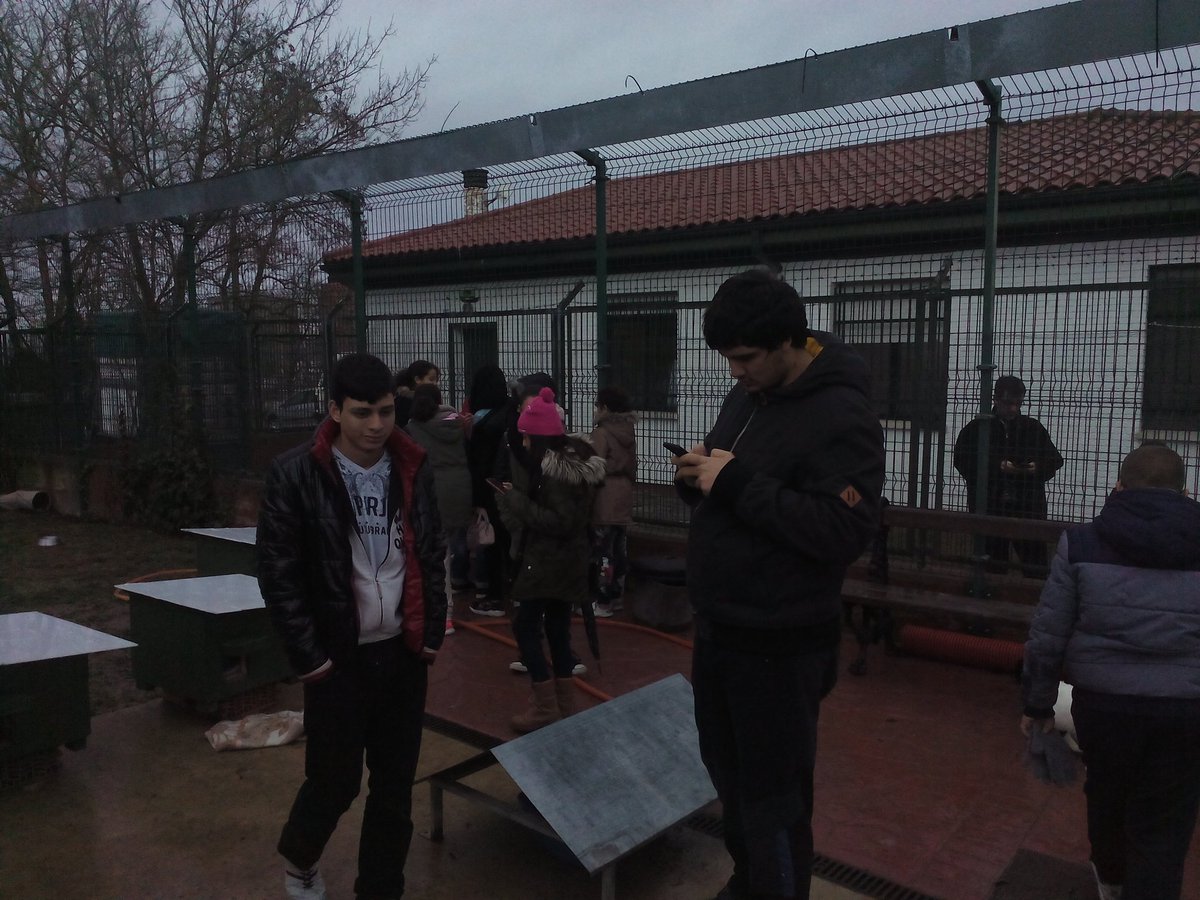 ecalle_iparrald's tweet photo. Por los buenos tratos En la perrera de gasteiz con @ecalle_iparrald @kalezkaleVG @PECSalburua @pechegoariz #tratuona https://t.co/Qlu6XrJEag