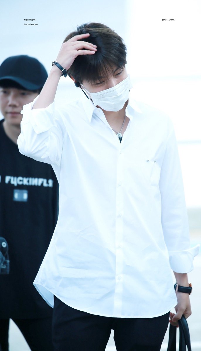 Bulletproof_SG's tweet photo. 정호석 흑발 (Jung Hoseok black hair) trending No.8 in Korea!

His sideburns were seen to be black after KBS Song Festival soundcheck earlier on and fans must have missed his black hair 😂😍
#방탄소년단 @BTS_twt https://t.co/P30qNl1FXf