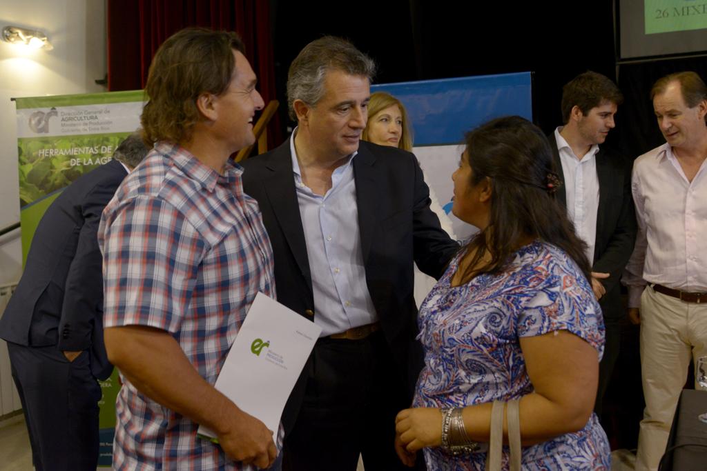 lmetchevehere's tweet photo. #EntreRíos Entregamos $28 millones a pequeños productores y familias rurales, para financiar proyectos que permiten el crecimiento de las economías regionales #PRODAF #PRODERI 🍋 🐄  🚜 https://t.co/tpMUdpvbeM