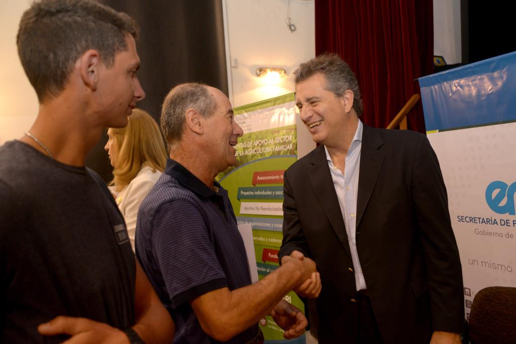 #EntreRíos Entregamos $28 millones a pequeños productores y familias rurales, para financiar proyectos que permiten el crecimiento de las economías regionales #PRODAF #PRODERI 🍋 🐄  🚜