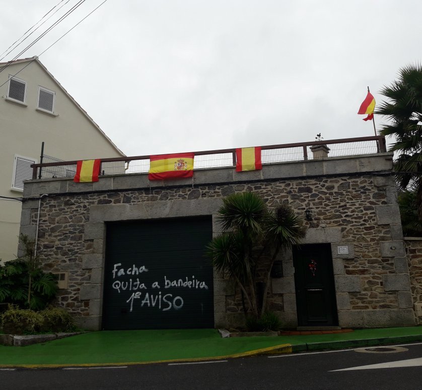AlbyFernandezC's tweet photo. Esto es Galicia. Nos "avisan" para quitar una bandera, pero como #NoNosCallarán a falta de una, ponemos cuatro. https://t.co/WGicK2N2Nj