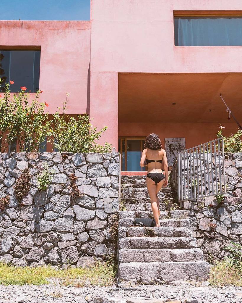 ProjectMurray's tweet photo. When you live in the pink lakeside house, everyone knows your location.
.
.
.
#casarosada #airbnb #lakeatitlan #guatemala #travellife #projectmurray #travelblog #travelblogger #travelingairbnb #travelgram #travelingtheworld #lightroom #sonyimages #sonya… https://t.co/HnoCkOOiJs https://t.co/s6pQvC5KlX