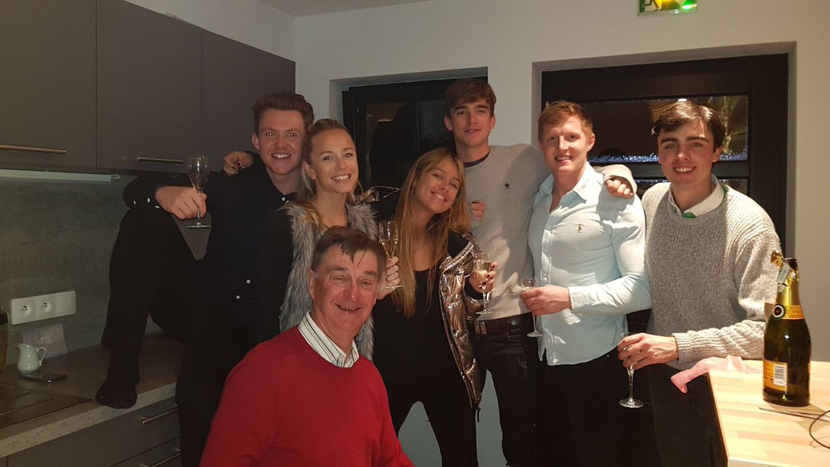CascadesArc2000's tweet photo. Our chalet staff have had a wonderful Christmas with some wonderful guests, and now our new guests are here to enjoy all the new snow that is here and still to come! #newyear #flexiski #snow #powderdays #neige #somuchsnow #powderrangers #chaletlife https://t.co/EbmtcovwKM