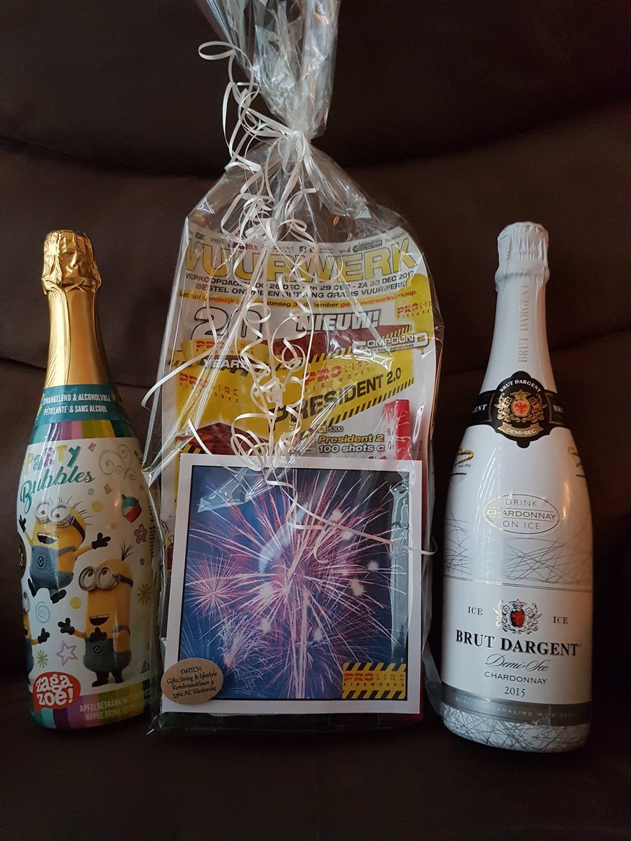 Morgen gaat onze like, deel en win pakket van maand december eruit. 

-Vuurwerkbon twv €75,- 
-Fles bubbels voor de ouders
-En natuurlijk heerlijke fles bubbeltjes zonder alcohol voor onze kleine inwoners

Ga snel naar onze FB om nog kans te maken