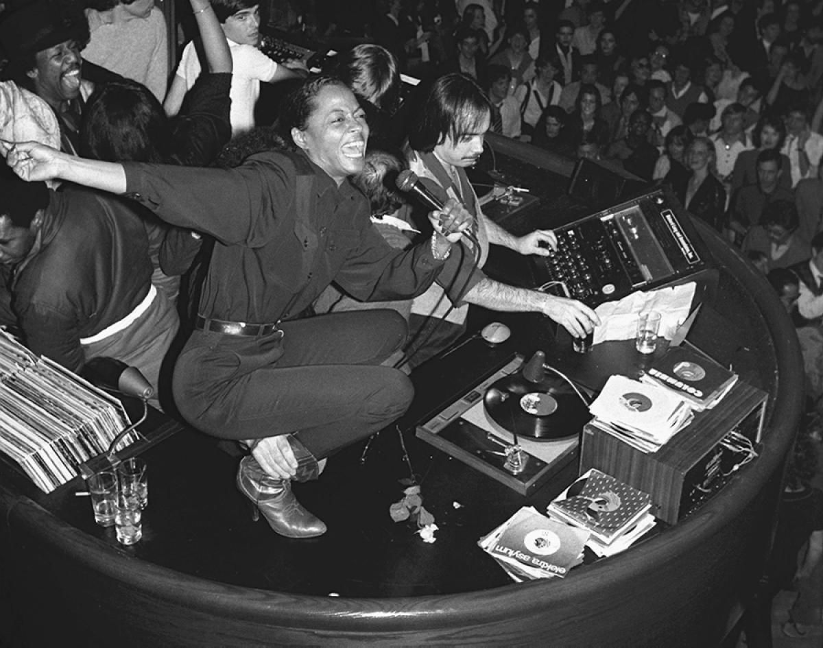 MoreStudio54's tweet photo. Diana Ross, 1980
One last hoorah! Before the co-owners were hauled off to jail for 13 months for tax evasion, they had one last party in 1980. Diana Ross personally sang to Rubell and Schrager that night. Here, Ross perches atop the disco booth. https://t.co/g2h8OEbrv5