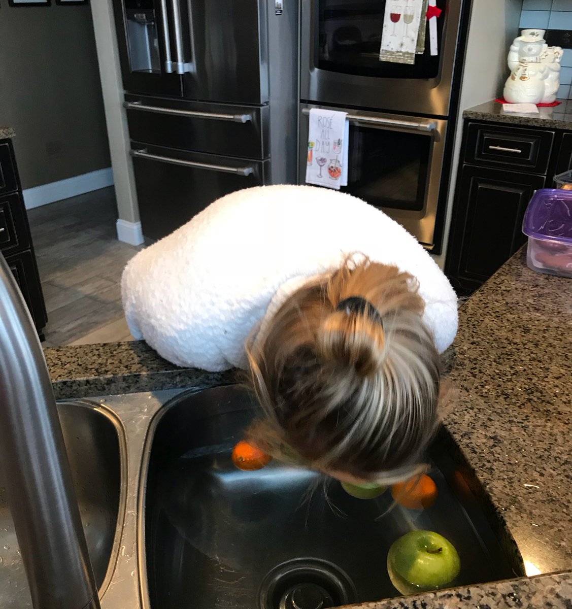 tojo_youknow3's tweet photo. my sister was sad that she had never bobbed for apples so mom filled the sink with water and fruit so she could accomplish her goals. https://t.co/MnZYY6XDYp