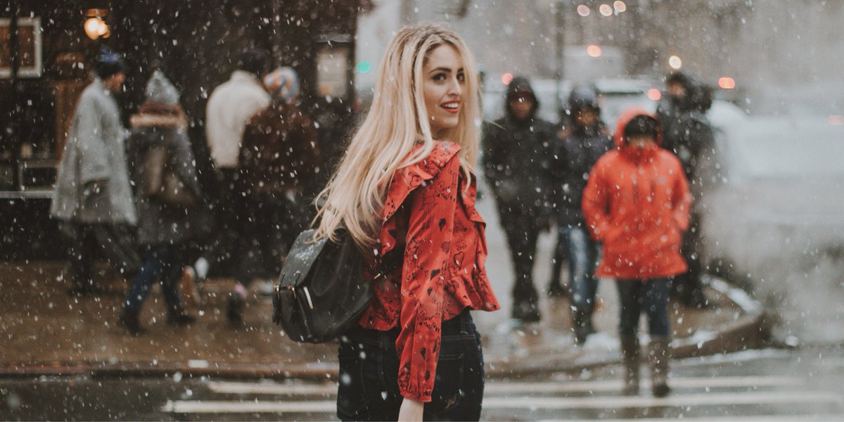 Es ist immer wieder großartig, wie dir ein selbstbewusstes, glückliches Lächeln helfen kann, auf die positive Seite zu schauen. Sogar am dunkelsten Wintertag.
