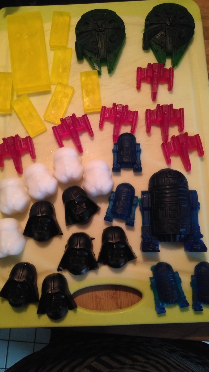 Das ist die selbst gemachte Star Wars Seife die ich letztens meinte <a href="/Friedhofspony/">Friedhofspony</a>