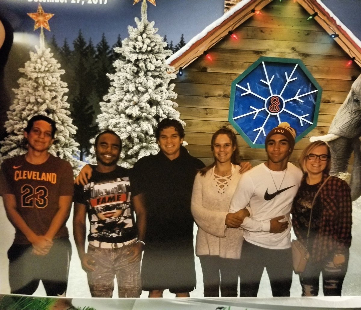 lisahansel0519's tweet photo. Holiday season so far 🤗❄❤🎄🎁🎉 #family #hansels #Christmasbreak #moretocome https://t.co/vzaKZadG2J