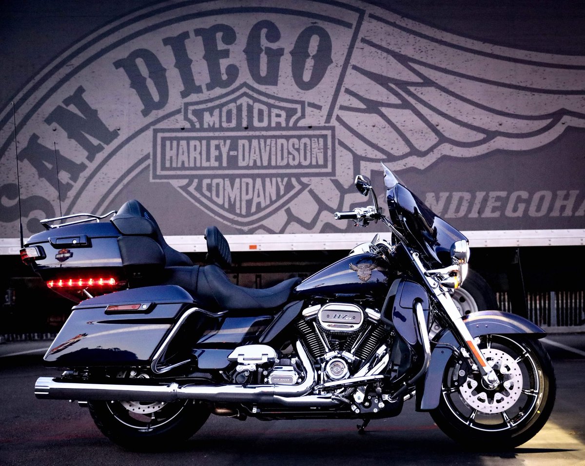 SDHarley's tweet image. Rule the Road 👑 Check out the 2018 CVO Anniversary Limited at #SanDiegoHarley ➡️ bit.ly/2C8cSLQ 📸: @vanillaj79