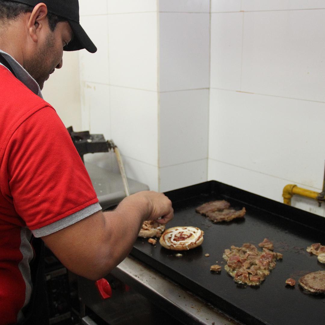 RibsState's tweet photo. Mmm en la cocina ya comienza a sentirse el buen sabor de #RibsState 😍😍 https://t.co/VfIcjEXU2q