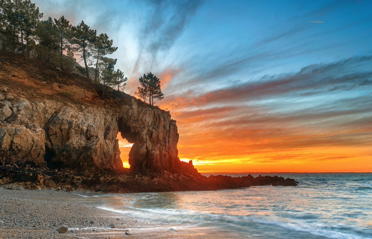 Have a bright winter day 👋😎 #InspirationalPhotoOfTheDay ~ #SaintHernot, #Brittany, #France #Photo by Océane Tlc Photographies #wintertime #winterscenery #beachesinwinter #wintersunset