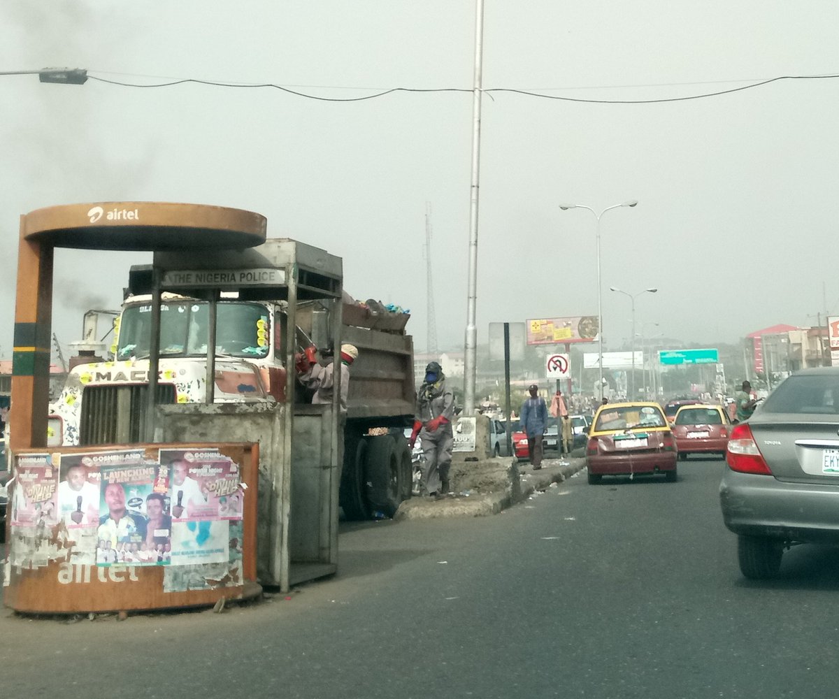 ibcityannouncer's tweet photo. #photos : taken on December 26th, staff of Oyo state #wastemanagement agency managed by @WestAfricaENRG working hard to #PickTheTrash and #KeepIbadanClean .....how can the citizens make this Job easier for these women? https://t.co/LUdJ690bGH