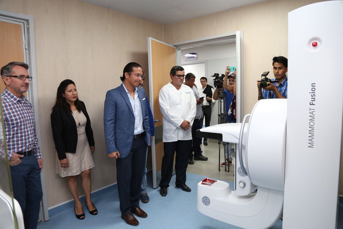 IESSec's tweet photo. Autoridades del @IESSec recorren las modernas instalaciones del nuevo Hospital General de Manta,  centro quirúrgico con 6 modernos quirófanos,  4 para cirugías generales y 2 para gineco obstetricia. #IESSManta https://t.co/EL7gGO8VJS