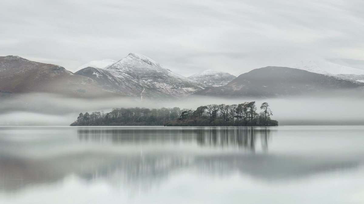 Mist and snow and reflections. What more could you ask for. #derwentwater <a href="/keswickbootco/">Keswick boot co</a> <a href="/NotJustLakes/">Not Just Lakes</a> <a href="/nikonownermag/">Nikon Owner</a> <a href="/LEEFilters/">LEE Filters</a> <a href="/DerwentwaterH/">Derwentwater Independent Hostel</a>