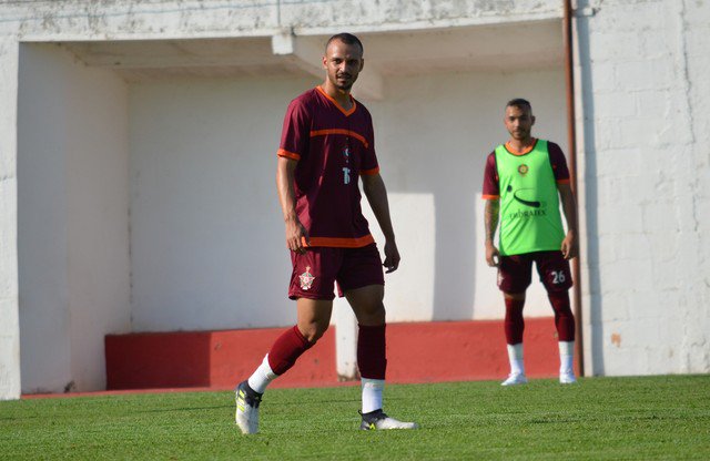 Deixou 2 Jogadores no - Futebol é Arte, Ousadia Faz Parte