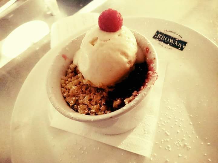 Apple 🍎 Cherry 🍒 and Almond Crumble with vanilla ice cream. Made specifically for this season! #dessert #sweet #thirdcourse #apple #cherry #crumble #sweettooth #verysweet #indulge #itsyourholiday #winterdessert #seasonalspecial #brownscardinalwalk #L… ift.tt/2lo5p4K
