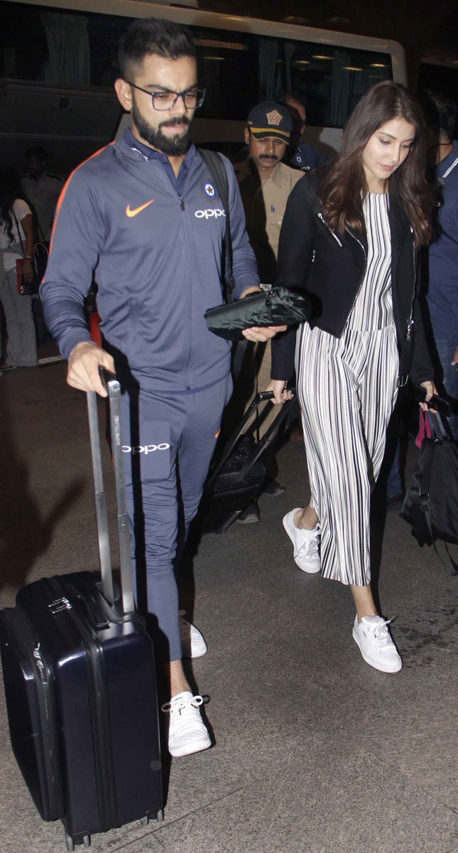 StyleDModePak's tweet photo. Anushka Sharma Joins Virat Kohli for his Cricket Series in South Africa. https://t.co/23L82MLEuk
.
.
#viratkohli #anushkasharma #virushka #news #updates #bollywood #powercouple #newyear https://t.co/0avmdS8cOc