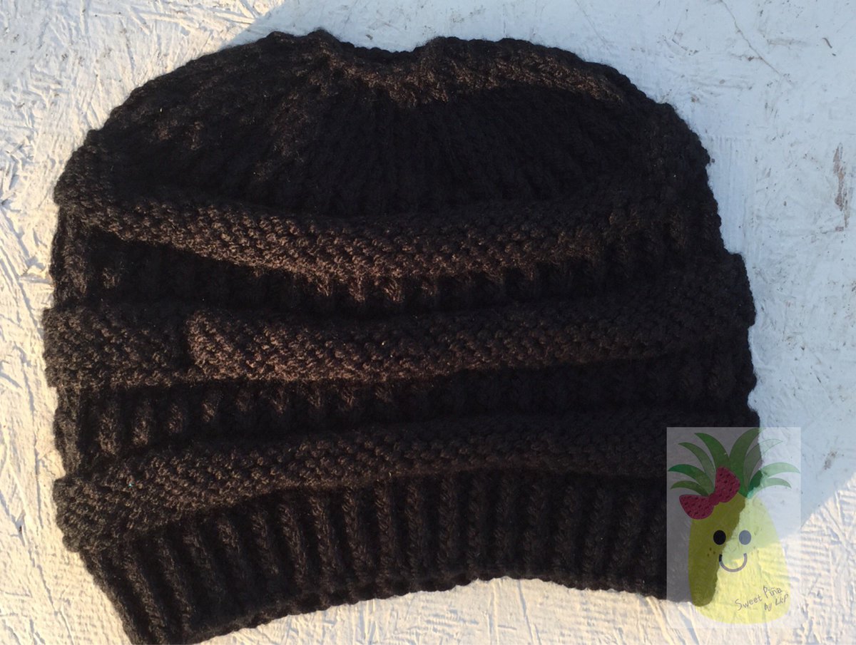 sweetpina1's tweet photo. Hola Hola 👋🏻 felicidades jueves a todos les comparto este hermoso gorro que hice es tipo #messybunhat  en color negro y está padrisimooo !!!! 
#SweetPiña #knit #knittedhat #handmade #hechoamano https://t.co/a3cQd721EU