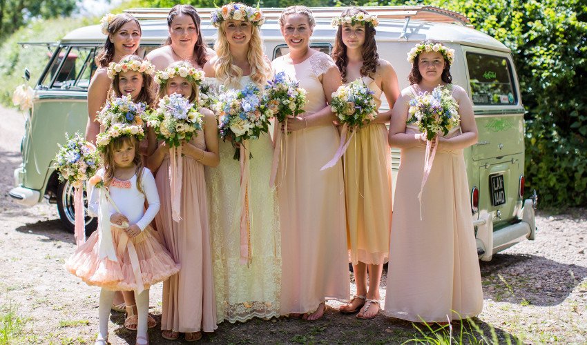 Weddingmagazine's tweet photo. How to nail your #wedding flowers, whatever your budget is: https://t.co/ZTFdwaWtX1 https://t.co/ctIGSuB512