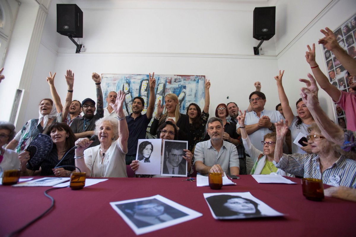 abuelasdifusion's tweet photo. La titular de #Abuelas, Estela de Carlotto, compartió el anunció de la restitución con Elsa Poblete y Adriana Moyano, tías paterna y materna respectivamente de la #Nieta127 (fotos: Martín Zabala) https://t.co/ofzX5mO70A