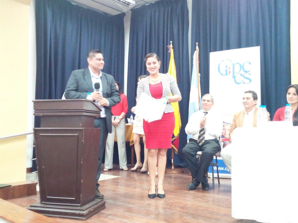 AMEcuador's tweet photo. @cnegobec y @CPCCS entregaron  reconocimiento a @SusanaLoorD y Verónica Sánchez de #AMEenTerritorio UTR4 por la participación activa durante el Proceso Electoral de los Consejos Barriales https://t.co/vjj6ARD915