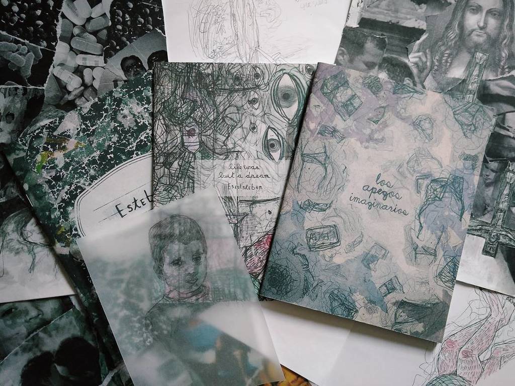 unestebanmas's tweet photo. ( zines, rayones, papeles ) más cajones, cosas viejas y cosas que pueden darme pena #zine #drawer #rootingaround #perzine #illustration #ilustracion #desk https://t.co/nLASQ3Zy9d https://t.co/b8fvDW8Bfu