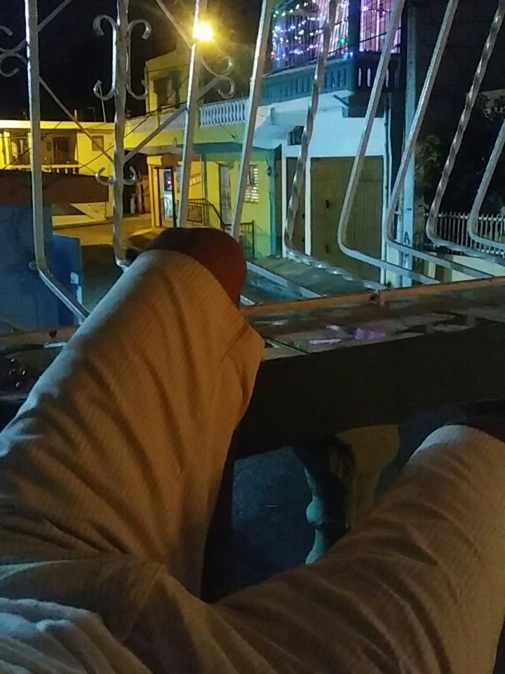 adonisblanco123's tweet photo. #buenasnoches #jueves #lluvia #santodomingo #night #home solo hace falta una copa de vino porque la música suave está puesta 😥🍷❌ https://t.co/FMO3m44yZ6
