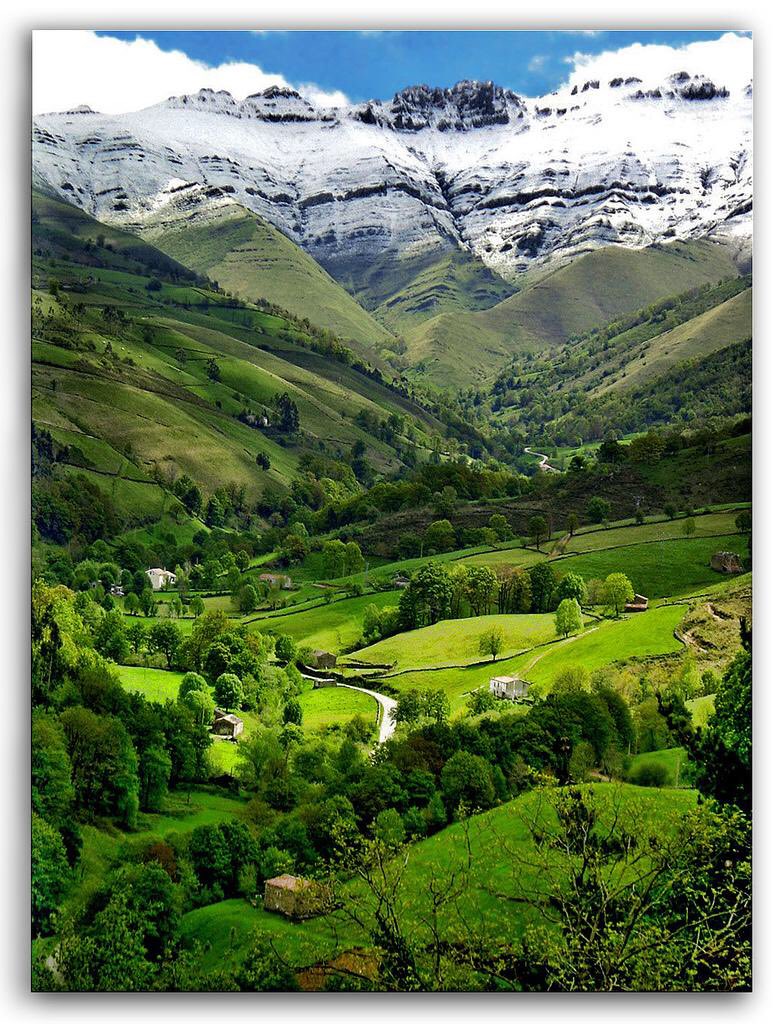 PicPublic's tweet photo. Cantabrian Mountains Spain https://t.co/Q1L9Z2O3bq