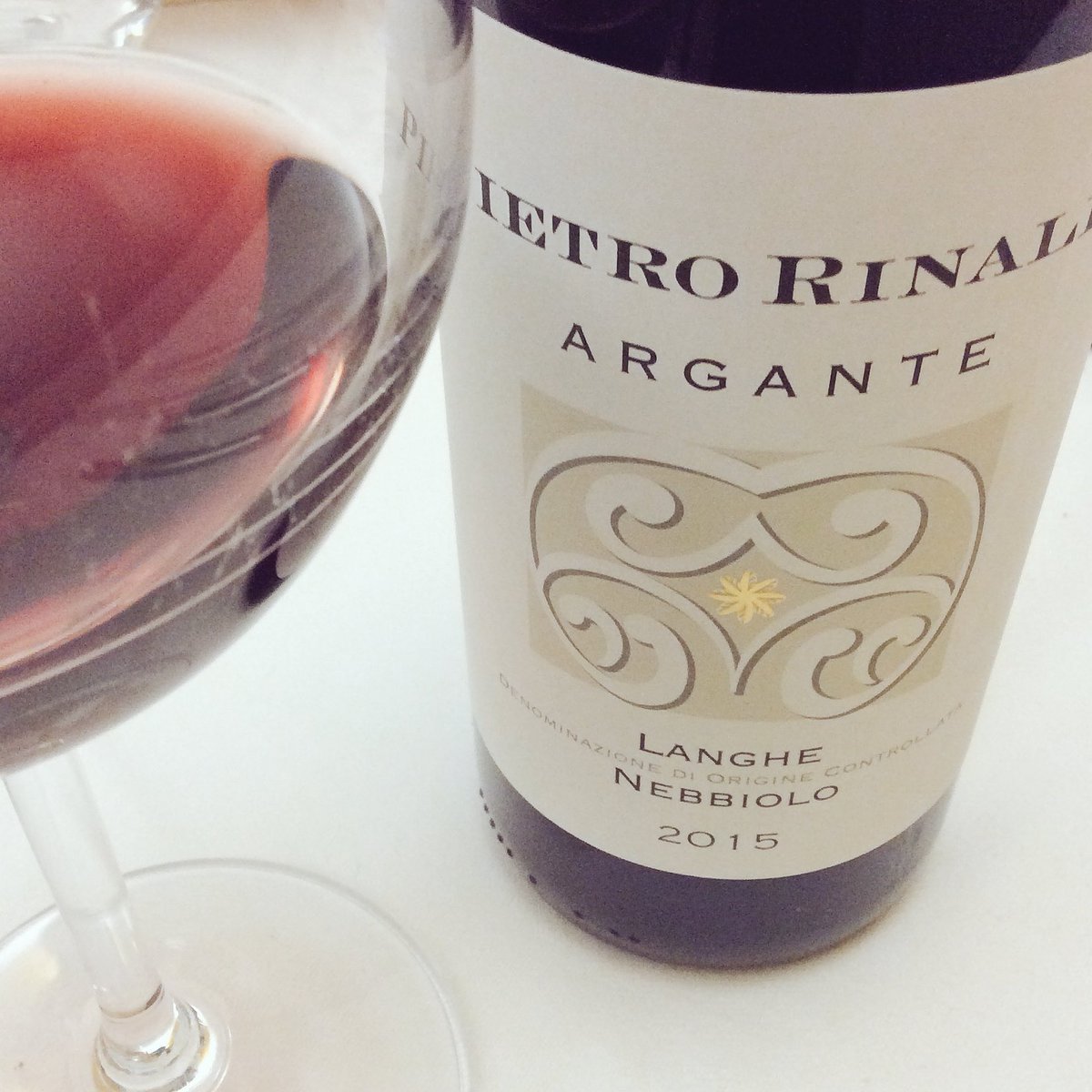 rs_bc_bl's tweet photo. Our #rbbglass tonight goes to #langhe #nebbiolo #argante #2015 di #pietroRinaldi #ThirstyThursday ♥️ 🍷 #rbb #vitaeller #rossobiancobolle #winetravel #neverstoplearning https://t.co/lkSa57odPp