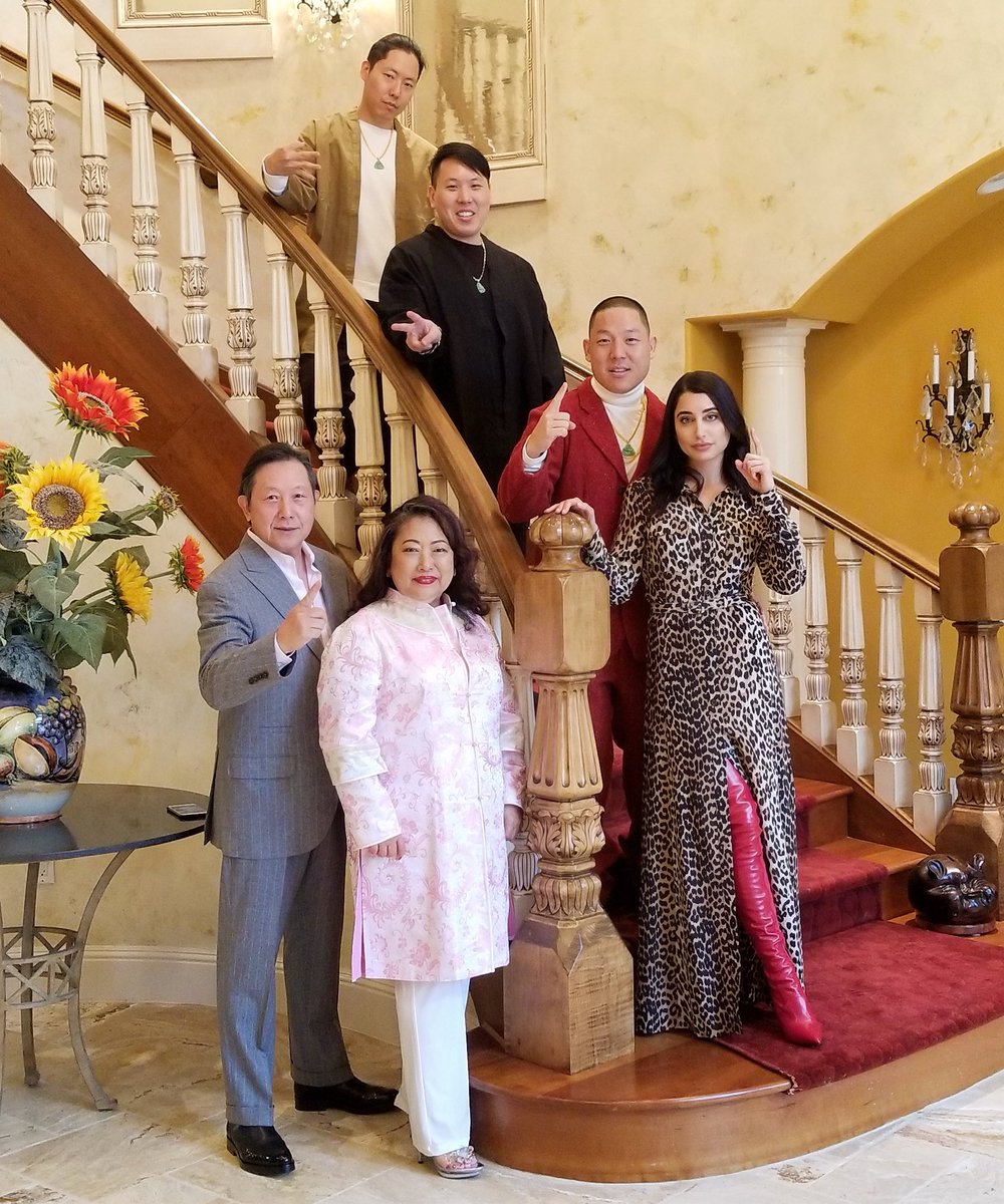 Eddie Huang z rodziną na zdjęciu
  