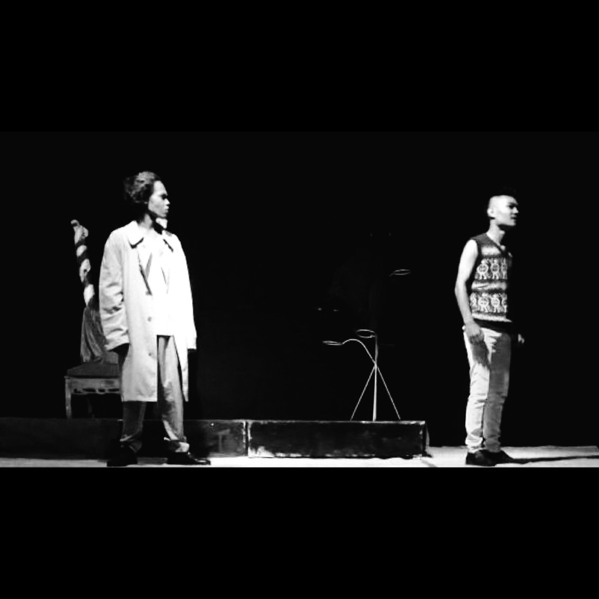TeaterTaring's tweet photo. Tabib Sabra dan Pangeran Dampu
Bicara perihal maut yang datang dari tiga sudut
#teater #dramarealis #dijebakmaut #antonchekhov #teatertaring https://t.co/47LVffTOXC