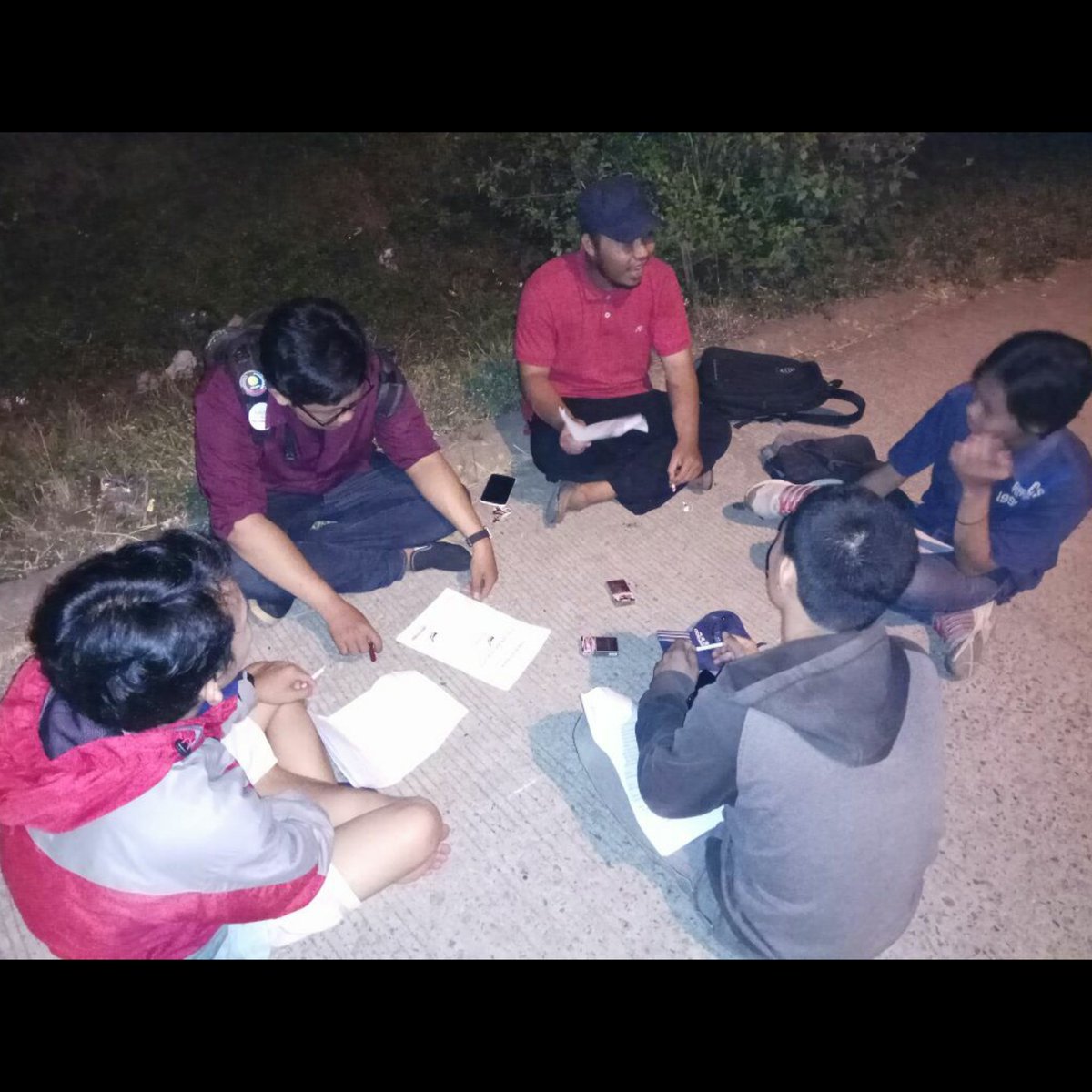 TeaterTaring's tweet photo. Sutradara dan aktor "Dijebak Maut" membedah naskah
#teater #senipanggung #dramarealis #dijebakmaut #antonchekhov #teatertaring https://t.co/FiV7auxqG8