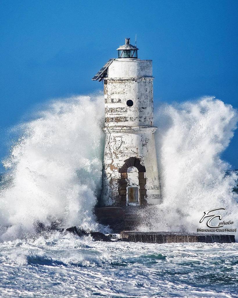 lanuovasardegna's tweet photo. La mareggiata di oggi, 28 dicembre 2017, allo scoglio Mangiabarche di Calasetta. Questa foto è di Francesco Cosa @francesco_cosa_photo 
Mostrate la bellezza dei vostri territori, della natura, delle tradizioni e dei luoghi storici usando l'hashtag #lanuo… https://t.co/fN1YoZv5N9 https://t.co/5dFMbXNdBm