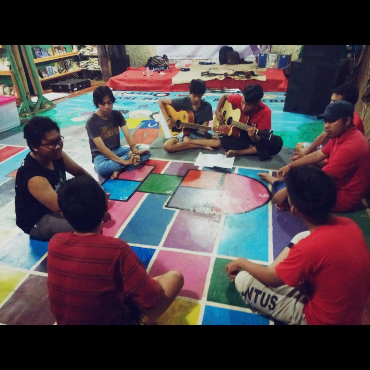 TeaterTaring's tweet photo. Proses perburuan dimulai
#perburuanpertama #teater #drama #puisi #sastra #senipanggung #dramarealis #dijebakmaut #antonchekhov #teatertaring https://t.co/5SidNk7kL5